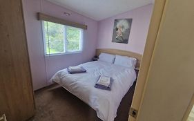 Lodge Sleeps 4 - Pet Friendly With Private Parking